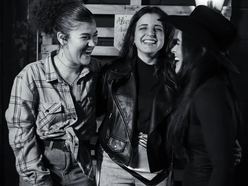 Amigas da igreja rindo juntas