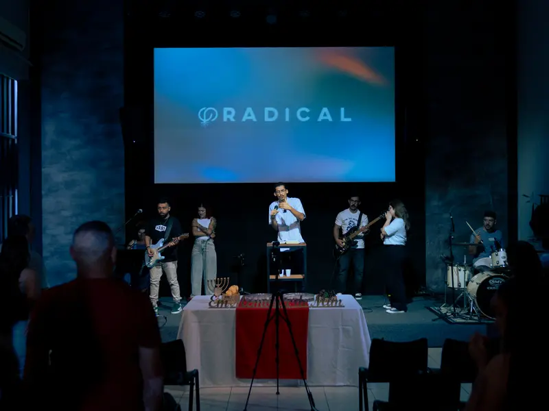 Culto da CC Radical com a banda no palco
