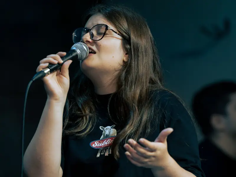 Integrante do ministério de louvor cantando